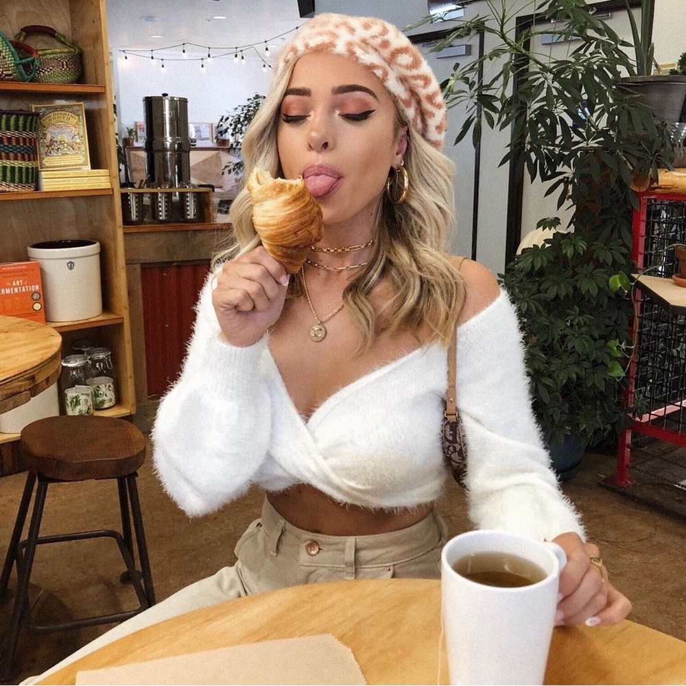 White fuzzy cropped sweater - medium